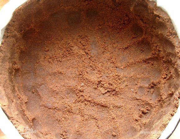 Для основы смешать муку, какао, соль и сахарную пудру. Добавить кубики холодного масла и растереть до крошки. Затем ввести желток и замесить тесто (тесто крошится). Форму застелить пекарской бумагой. Распределить тесто по дну и бокам формы. Удобно это делать дном стакана. Убрать в морозилку на 30 минут. Затем выпекать 20 минут при 180°C. Я взяла форму меньшего диаметра и переборщила с количеством теста. В идеале основа должна получиться тонкой и рассыпчатой.