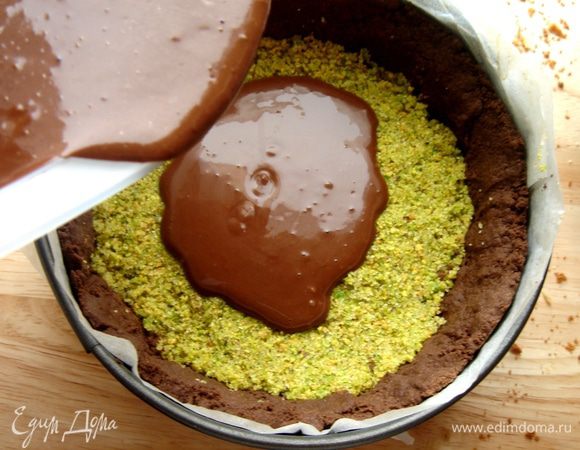 Шоколад разломать на кусочки. Сливки хорошо прогреть и залить ими шоколад. Размешать до полного растворения шоколада. Если вы хотите начинку послаще, то в сливки при нагревании можно добавить 50 г сахара и полностью его растворить. Яйцо и желток размешать (но не взбивать) и тонкой струйкой влить в шоколадную массу, постоянно помешивая. Добавить алкоголь. Вылить шоколадный слой на фисташки. Выпекать около 20 минут. Начинка считается готовой, когда серединка немного колышется. Полностью охладить.