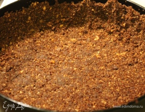 Выложить дно и бортики крошкой в разъемной форме. Убрать в холодильник, и заняться начинкой. 