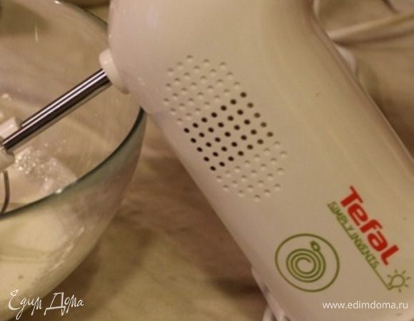 Миксером взбиваем желтки с сахаром.