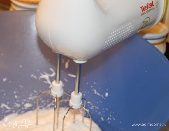 Белки взбиваем миксером до мягких пиков. 