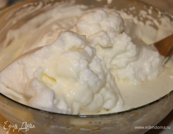 Добавляем белки к творожной массе. Осторожно перемешиваем. 