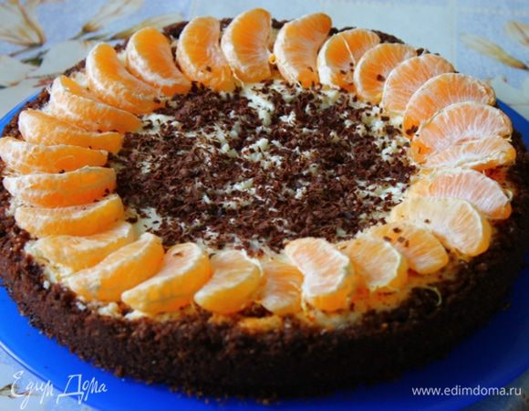 Украшайте по желанию. Можно покрыть шоколадной глазурью. Я середину присыпала темным шоколадом и выложила по кругу дольки мандаринов. Очень вкусно!