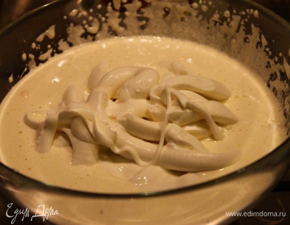 Добавляем к взбитым желткам, творог, сметану, крахмал, и растопленный белый шоколад (или можно шоколад заменить сахаром). Немного взбиваем на самой низкой скорости миксера.  