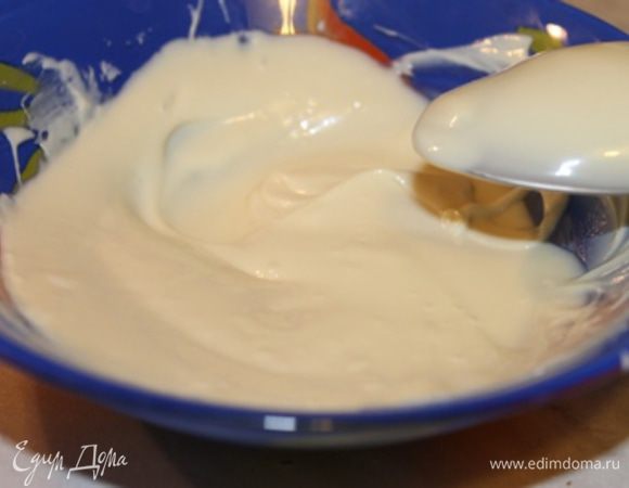 Белый шоколад растопить на пару или в поставить в микроволновку на размораживание. 