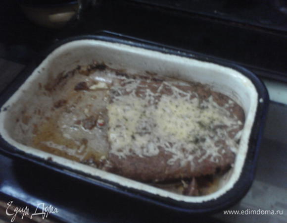 Приподнимаем один край марли и складываем ее пополам. Также поступаем с противоположным краем марли. Аккуратно переваливаем содержание в форму и ставим в предварительно разогретую до 180 градусов духовку. Печем до золотистого цвета примерно 40-50 минут. Вытаскиваем и на рулет натираем еще сыра, присыпаем зеленью и опять ставим в духовку до растопления сыра.