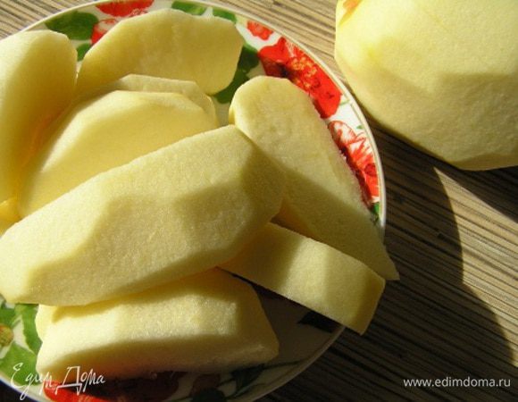 Тесто разморозить. Яблоки очистить от кожуры и семян, нарезать крупными дольками.