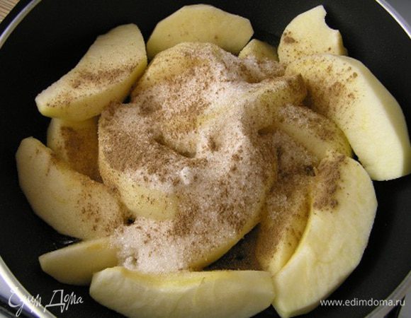 Выложить на сковороду вместе с медом, посыпать сахаром и корицей. Обжаривать, помешивая, на среднем огне минут 5.