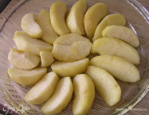 Выложить яблоки в форму (или в формы) для выпечки,