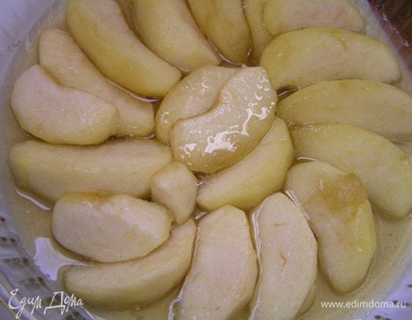 полить оставшимся соусом из сковороды.