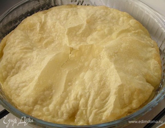 Выпекать при 180*С около 20 минут. Готовому пирогу дать немного остыть в форме, затем перевернуть на  подготовленное блюдо.