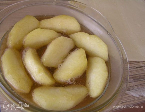 А это для маленьких форм :) Также красиво уложить яблоки, полить соусом,