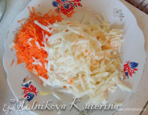 Натереть яблоко на крупной терке, а морковь на мелкой терке. 