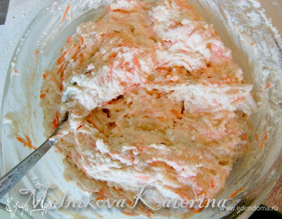 Добавить яблоко и морковь в творожную смесь и тщательно перемешать. 