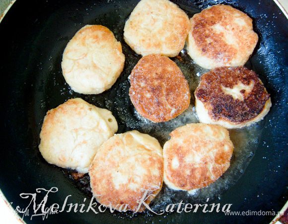 Разогреть сковороду с маслом. Обмакивая каждый раз пальцы в мучной смеси, формировать небольшие творожники. Слегка поджарить до румяной корочки на сковороде. 
