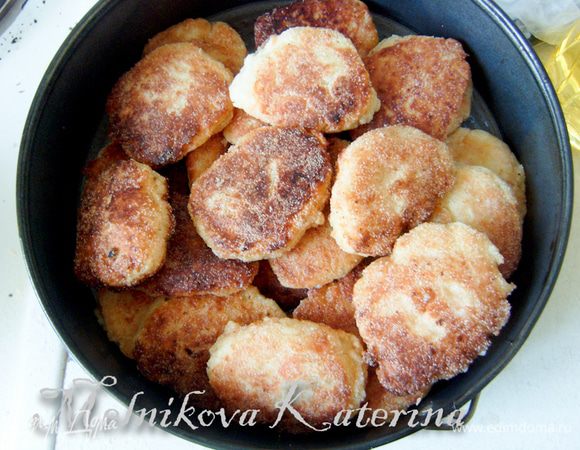 Смазать форму для запекания сливочным маслом. Выложить творожники и отправить в духовку на 10-15 минут. 