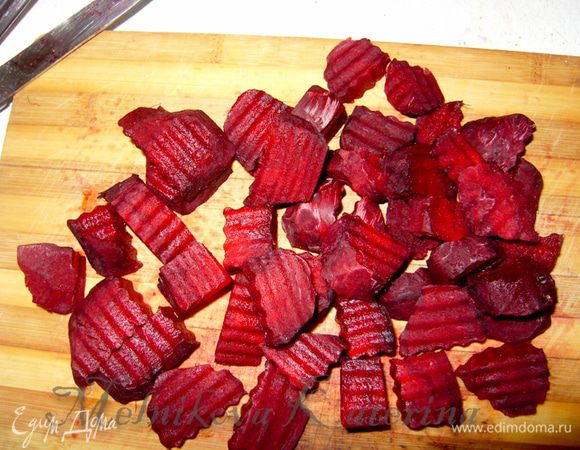 Свеклу очистить, порезать на кусочки примерно 3*3 см (я это сделала при помощи фигурного ножа)