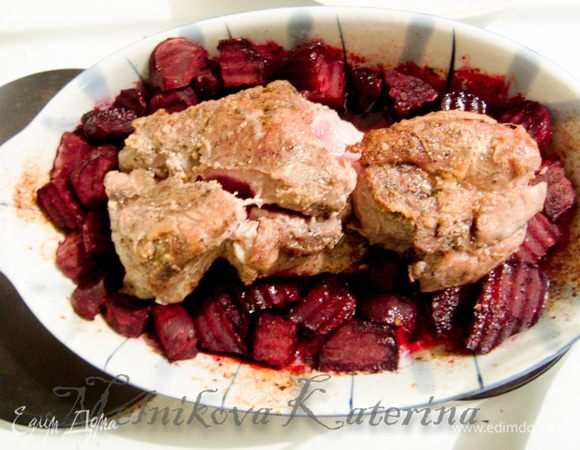 Добавить к свекле мясо и выпекать еще 15-20 минут (я мясо со свеклой выпекала накрытыми фольгой, переворачивая мясо каждые 5-7 минут, чтобы оно было пропечено со всех сторон)