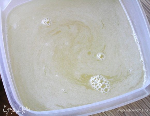 Смешать получившийся лимонный сироп, лимонный сок и минеральную воду. Вылить в подходящую емкость и убрать в морозилку на час-полтора, затем вынуть и хорошо размешать.

