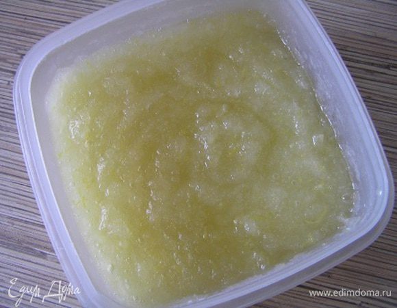 Затем опять поставить в морозилку и размешивать примерно раз в час на протяжении четырех часов. Чем большее количество раз размешивать сорбет, тем более легкой получится его консистенция.

