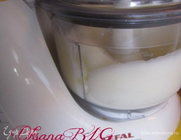 Бисквит. Духовку разогреть до 180 градусов. Белки отделить от желтков. Белки взбить с лимонной кислотой. Взбивать до пиков средней плотности, то есть белки должны превратится в плотную пену, но при этом могут немного растекаться.