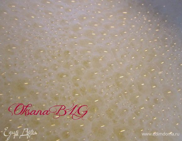 Желтки, половину сахара, сливки, теплую воду взбить.