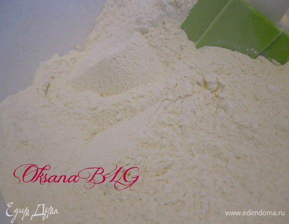 В желтки добавить треть взбитых белков. аккуратно перемешать, добавить сухую смесь.Перемешать.