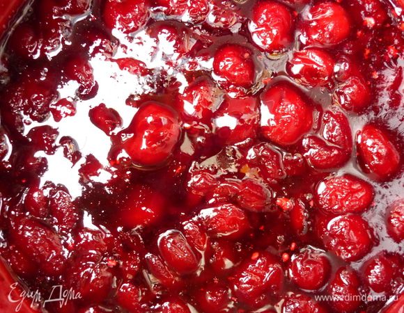 Вишню промыть, вынуть косточки(если используете свежую). Цедру лимона срезать ножом.Вишню и цедру положить в кастрюлю, добавить сахар, гвоздику и корицу. Варить 10 мин.Добавляем крахмал и тщательно размешиваем . Остудить, вынуть цедру, корицу и гвоздику.