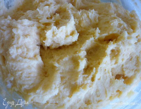 Для теста смешать муку и сахар. Добавить размягченное сливочное масло кусочками,  1 яйцо, 1 желток, сок 1 лимона, шепотку соли. Вымесить тесто. Если оно слишком крутое, добавить несколько ложек молока. Тесто положить в миску и поставить в холодильник на 1 час.