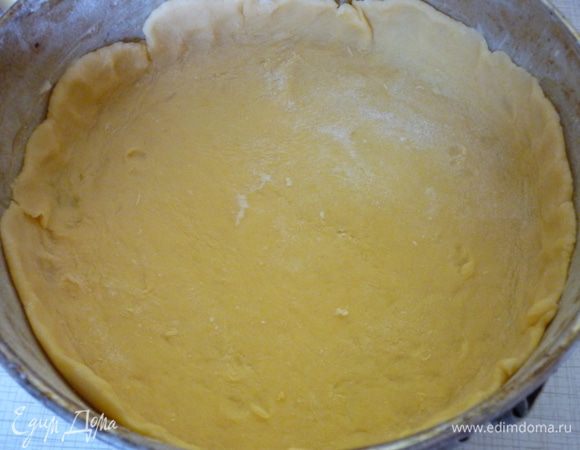 Разъемную форму диаметром около 28 см смазать маслом, немного присыпать мукой. Тесто вынуть из холодильника, 2/3 теста раскатать, положить в форму и сделать бортики 5 см.