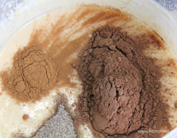 Добавить какао, корицу, ванильный сахар. Тщательно взбить.