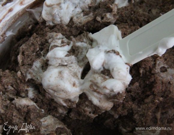  Белки выложить на тесто и аккуратно перемешать снизу вверх. Я, как правило, сначала выкладываю половину белков. Перемешиваю. Потом выкладываю оставшуюся половину.
