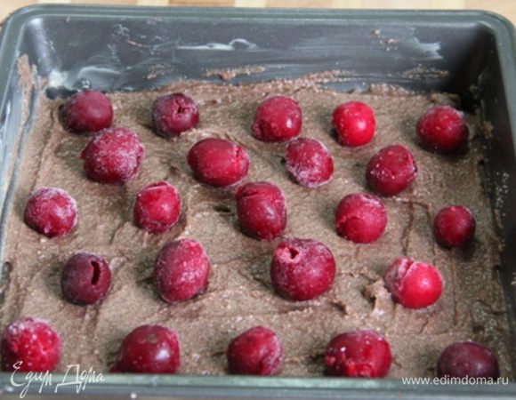 Тесто выложить в форму. Сверху на тесто положить вишню на небольшом расстоянии друг от друга. Я бы не рекомендовала много вишни, т.к. она даст довольно ощутимую кислинку. А ее должно быть в меру. 
