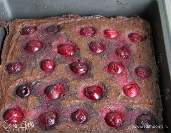 Форму поставить в духовку на 40 минут. После выпечки бисквит можно оставить остывать в приоткрытой духовке. В любом случае, не вынимайте бисквит из духовки сразу после окончания выпечки. Вишенки в процессе приготовления могут утонуть, а могут и не утонуть. Сразу после приготовления пирог выглядит не слишком аппетитно. Но это впечатление обманчиво.