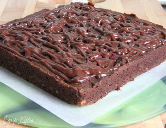 Приготовить глазурь. Сливки налить в кастрюльку и поставить на тихий огонь. Когда сливки нагреются, добавить шоколад и постоянно помешивать, пока шоколад не растает полностью. Полить глазурью пирог. Я поливала пирог с помощью кондитерского пакета. Сначала залила вишенки, а потом хаотично нарисовала полосочки из шоколада.