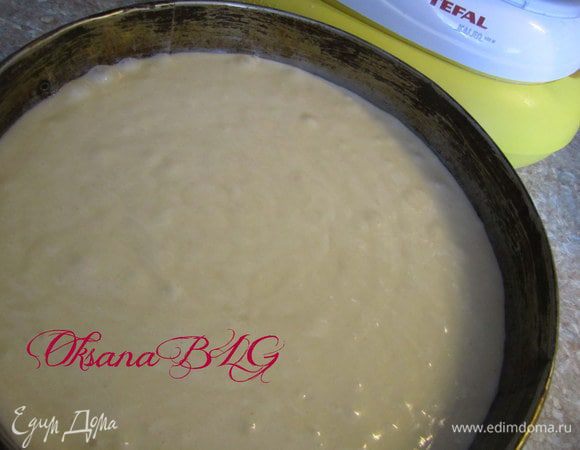 Форму застелить пергаментом, бока смазать растительным маслом. Вылить тесто. Выпекать 40-50 минут, до сухой деревянной шпажки.