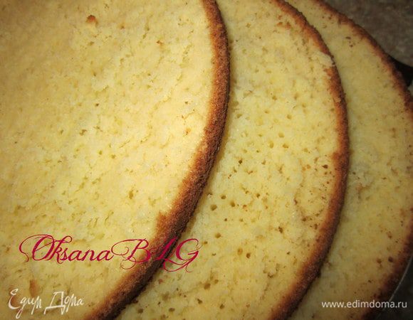 Охлажденный бисквит разрезать на 3-4 коржа.