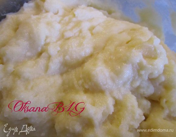 Крем. 500 мл. молока довести до кипения. Муку смешать с сахаром, добавить яйца, хорошо перемешать. Добавить оставшееся молоко. Аккуратно ввести в горячее молоко, постоянно помешивая. Поставить на низкий огонь, варить постоянно помешивая до закипания, крем должен стать густым как жирная сметана.Охладить крем.