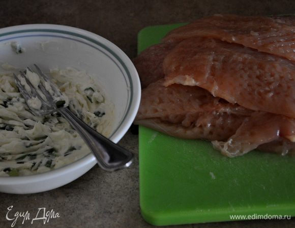 Сливоч.сыр смешать с порезанным зелен.луком и чесноком.Отбитые курин.грудки посолить ,поперчить.