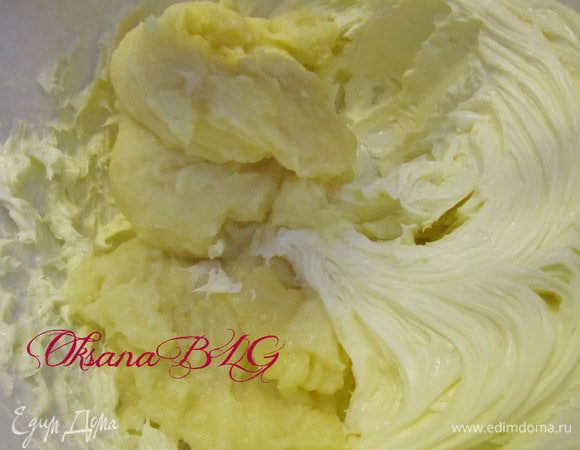 Масло взбить. По ложке добавить заварной крем, взбить на низкой скорости.