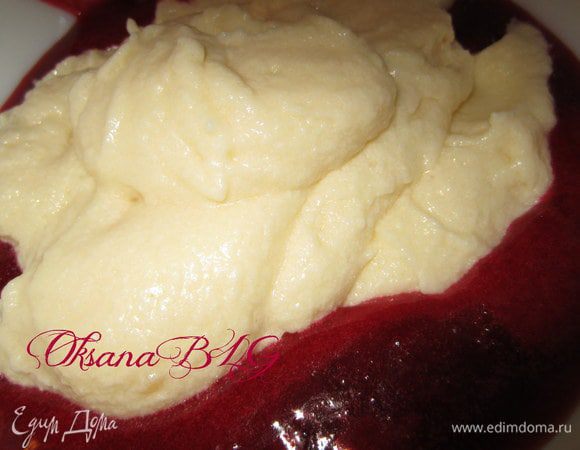 Добавить малину к одной части масляно-заварного крема.тут есть один нежостаток при таком способу, крем получается не однородный, нежного розового цвета, но с небольшими крупинками.