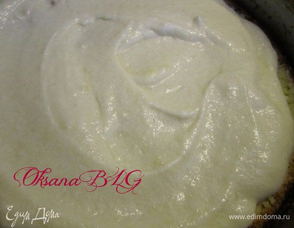 Собрать торт. На дно формы выложить корж, покрыть часть белого крема.