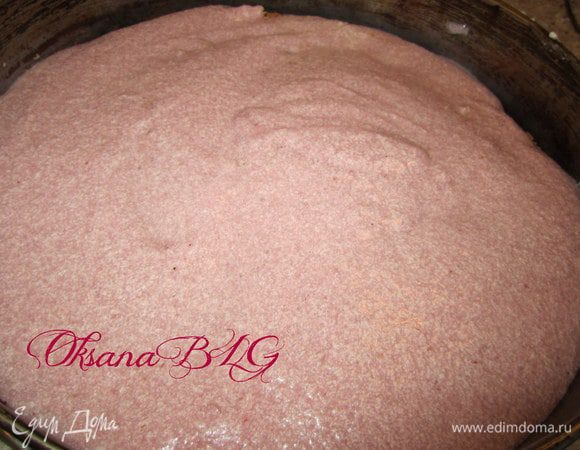 Накрыть коржом, выложить малиновый крем.