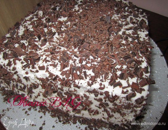 После охлаждения торт достать из формы. Можно обрезать в форме квадрата. Покрыть взбитыми сливками и посыпать тертым шоколадом.