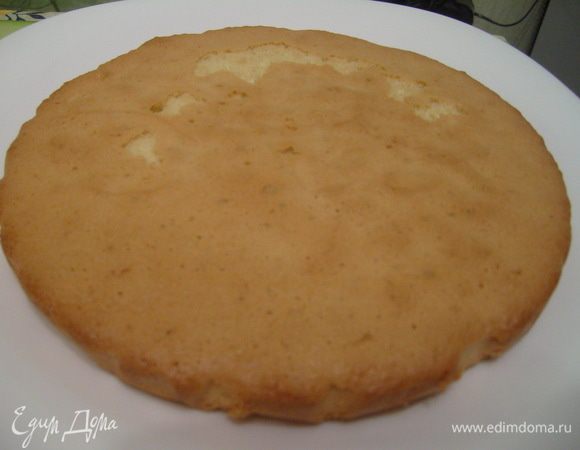 Просеять муку и крахмал. Медленно всыпать в яичную смесь и перемешать силиконовой лопаткой снизу вверх до однородной консистенции. 
Растопить сливочное масло, влить тонкой струйкой в тесто и медленно перемешать.
Выложить в форму диаметром 25 см, дно которой выложено пергаментом. Выпекать в разогретой до 1900 С духовке 30-35 минут. Дать остыть.