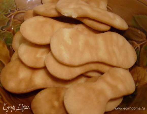 Бисквитное печенье: В одной емкости взбить в плотную пену яичные белки. В другой емкости взбить в пену желтки с сахаром.
Смешать крахмал с взбитыми яичными белками, примешать взбитую массу с желтками и добавить муку.
Выложить на противень пекарскую бумагу, нарезанную полосками шириной 10 см. Поместить бисквитную массу в кондитерский мешок и выложить на противень в форме язычков. Выпекать при 1800 С 10 мин, пока печенье не зарумянится. Отделить печенье от бумаги: потянуть полосу бумаги через край противня.