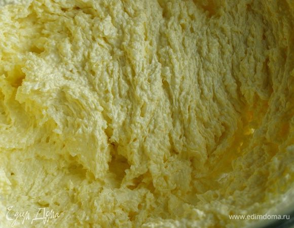 Масло взобьем с сахарным песком до пышного состояния