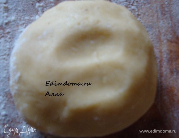 Подготовим песочное тесто по любимому рецепту и отправим его отдыхать в холодильник на часок или даже два.