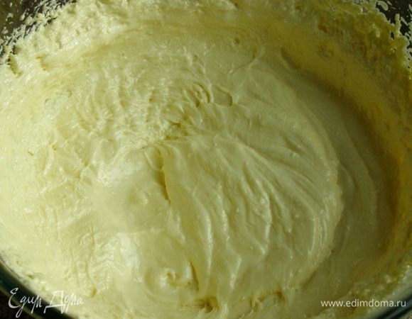 По одному добавим яйца, каждый раз интенсивно взбивая