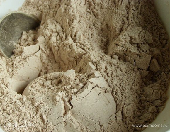 Муку с какао просеем и смешаем с разрыхлителем, солью и ванилином